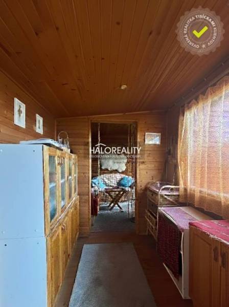 Belső tér kerti bútorokkal, fa dekorációval, kellemes világítással, ideális pihenésre a kertekben.