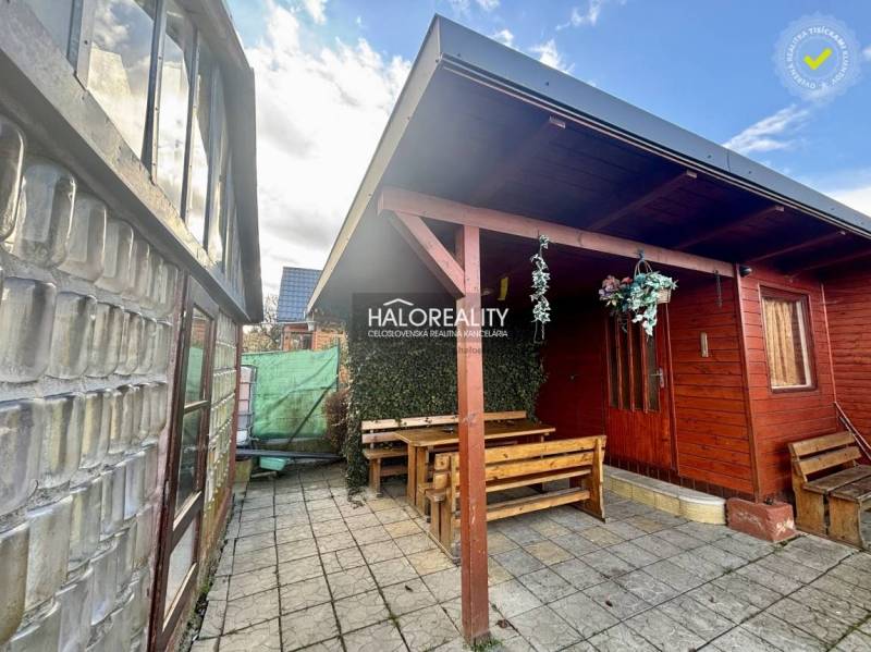 Fa pavilon asztallal és padokkal a Szepességújhely kertjeiben.