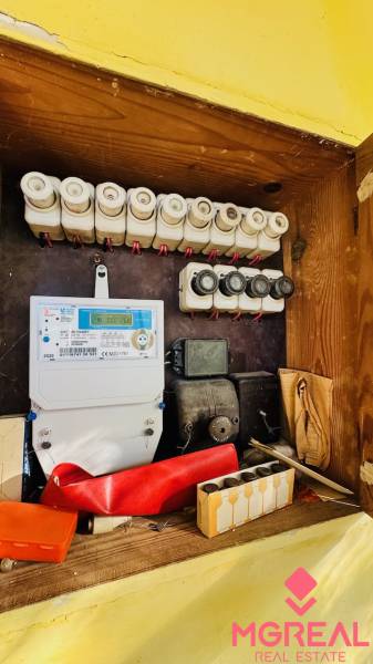 Elektromos elosztószekrény családi házban biztosítékokkal és villanyórával.