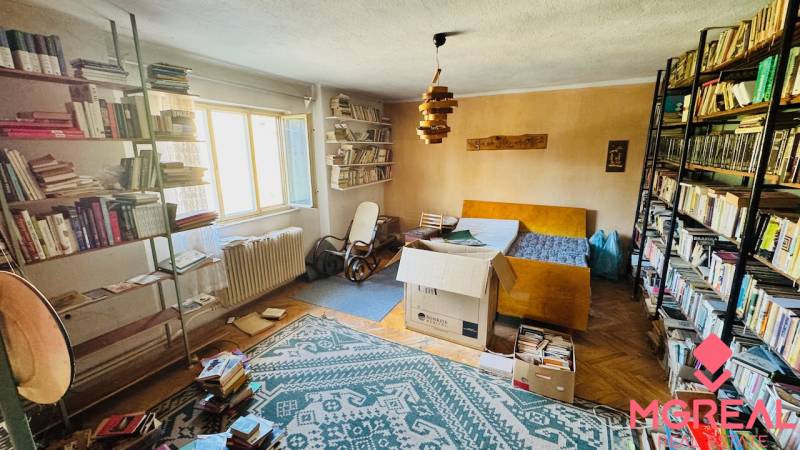 Könyvtár és bútor a családi ház szobájában fa dekor padlóval.