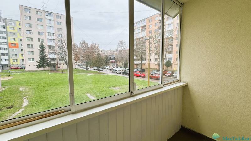 Üvegezett erkély kilátással a lakótelepre és a zöldövezetre a Trebišovi Kutnohorská utcában.