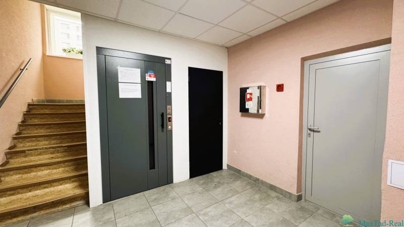 Folytassa a lépcsőkkel, lifttel, csempével és tűzoltó készülékkel a háromszobás lakásban.