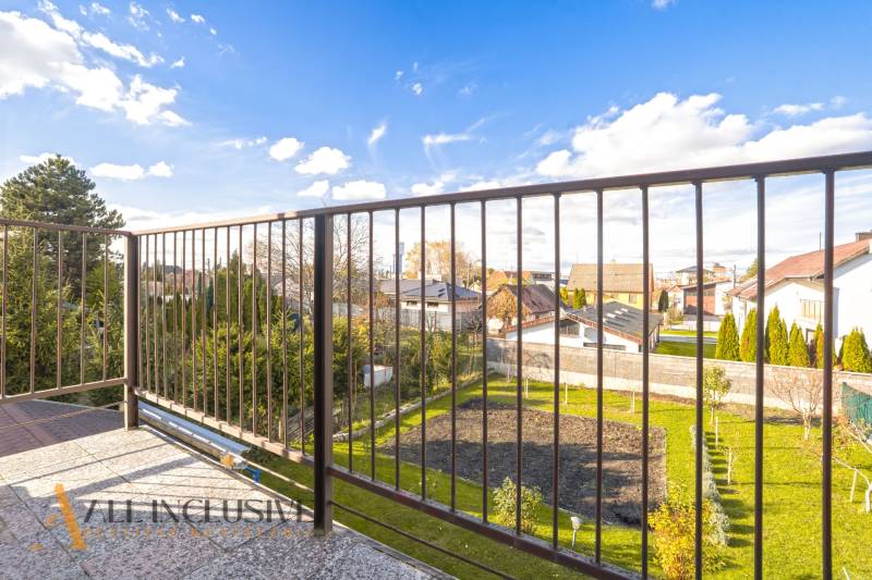 Kilátás egy családi ház teraszáról Dunaszerdahelyen a kertre és a szomszédos házakra.