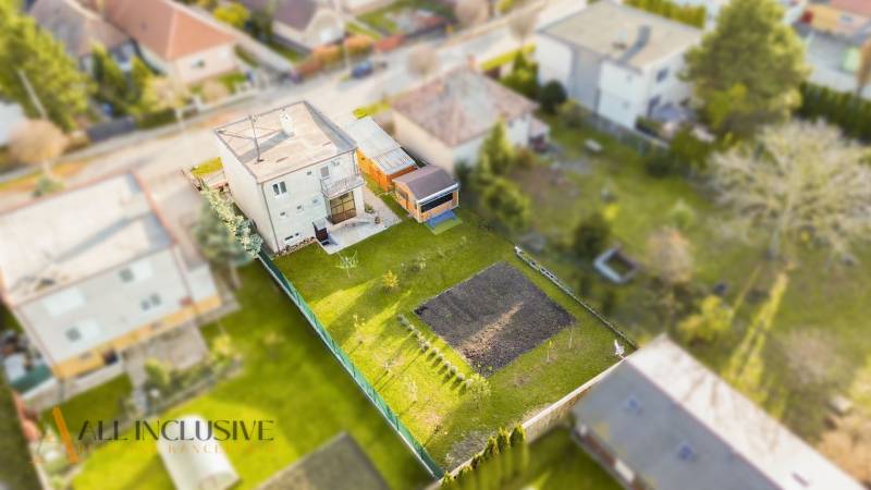 Családi ház Dunaszerdahelyen nagy kerttel és pavilonnal, csendes környéken.