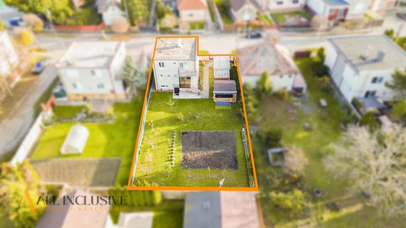 Családi ház Dunaszerdahelyen nagy kerttel és rendezett udvarral.