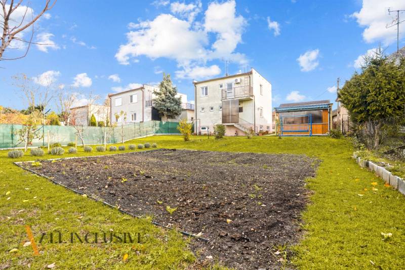 Családi ház kertje Dunaszerdahelyen pázsittal és hasznos területtel.