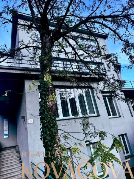 Az M.R. Štefánik utcában található épület Trencsénben, irodákkal, fákkal körülvéve.