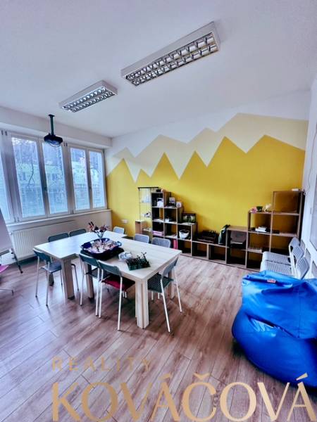 Színes iroda fa dekorációjú padlóval, asztallal és székekkel. Remek munkakörnyezet.