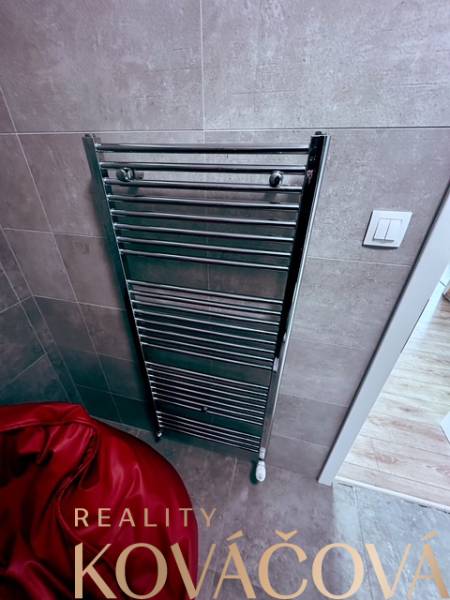 Fürdőszoba törölközőtartóval az irodákban, fa dekorációjú padlóval.