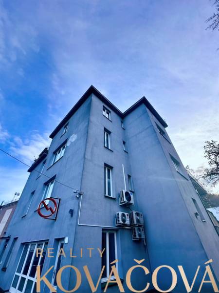 Irodaház az M.R. Štefánik utcában, Trencsénben, kék ég alatt.