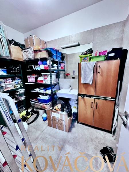 Irodai tárolóhely polcokkal, szekrénnyel és sok dobozzal.