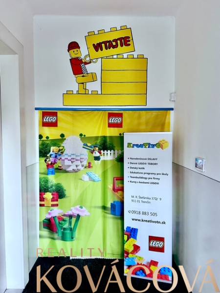 LEGO témájú állvány az M.R. Štefánik irodáiban Trencsénben.