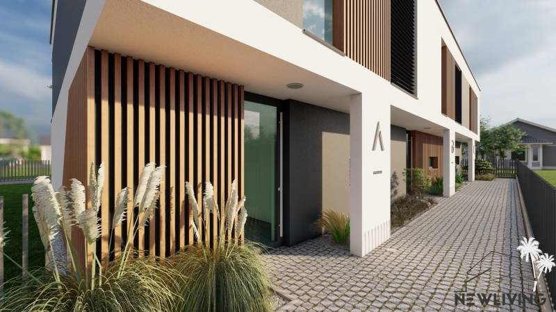 Családi ház a Drieňová utcában, Nyitrán, fa dekorációval és burkolólappal ellátott bejárat.