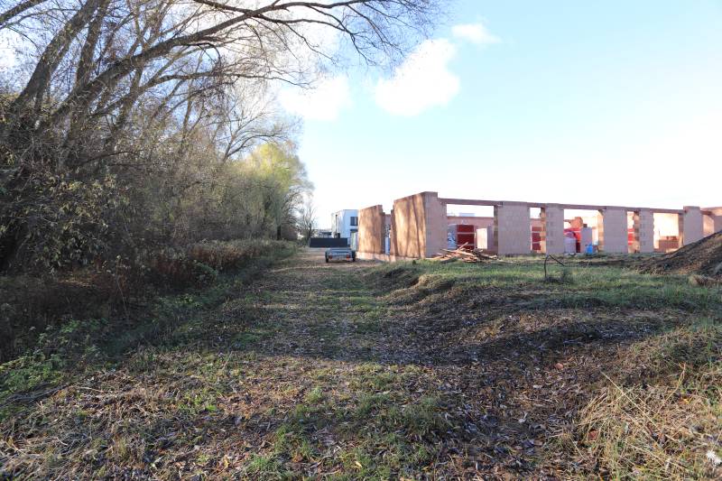 Félkész családi ház a Drieňová utcában, Nyitrán, fákkal és természettel körülvéve.
