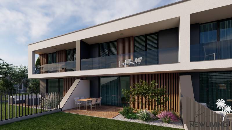 Családi ház Pöstyénben üvegezett erkéllyel és terasszal a zöld kertben.