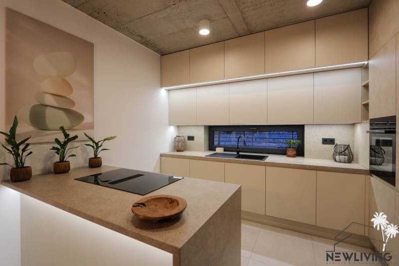 Konyha családi házban növényekkel és mosogatóval, fa dekorációjú padlóval.