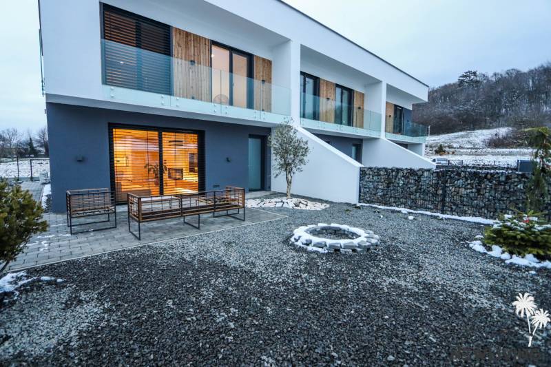 Családi ház külső része a Modrovka utcában, Modrovka, kőből készült körökkel és terasszal.