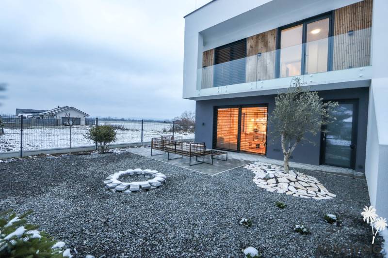 Családi ház Modrovkán, a Modrovka utcában, terasszal és kavicsos udvarral.