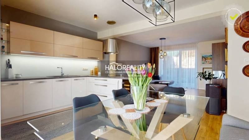 Konyha nappalival összekötve, üvegasztal virágokkal, családi ház, modern világítás.