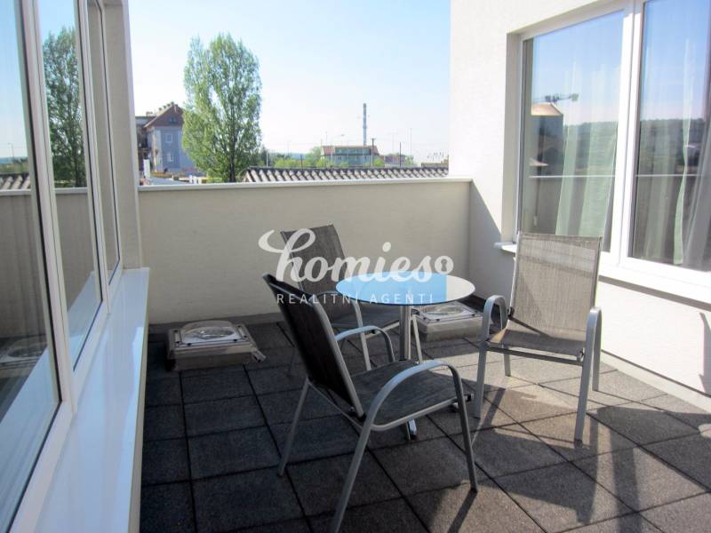 Terasz két székkel és asztallal az irodákban a Štúrova utcán, Nyitra.