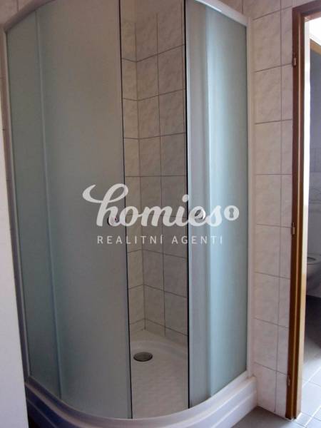 A képen egy ívelt ajtajú zuhanykabin látható a Štúrova utcán.