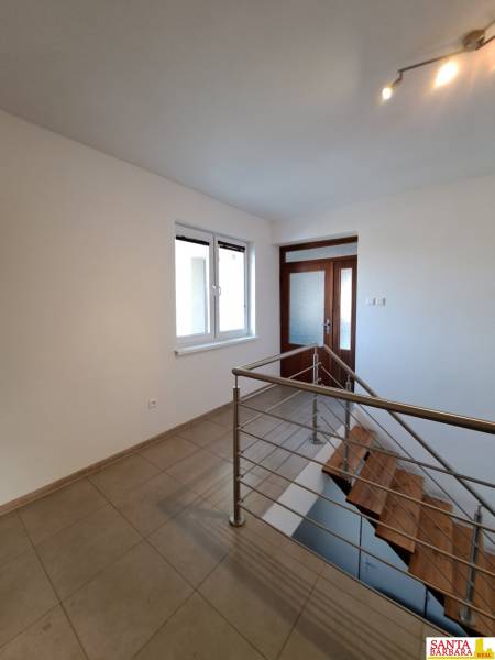 Folyosó kerámia padlóval és lépcsővel egy 4 szobás lakásban.