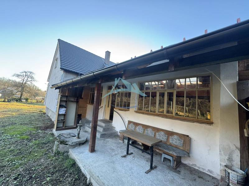 Családi ház Deménden kerttel, fa paddal és kerti ülőhellyel.