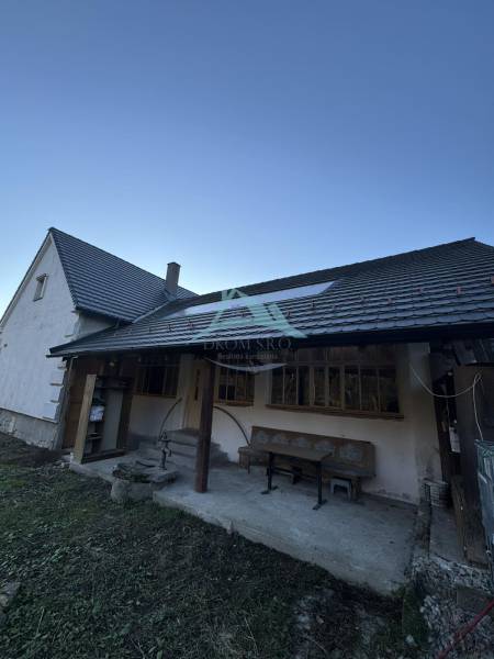 Családi ház Demandicán udvari ülőhellyel és enyhe lejtővel.