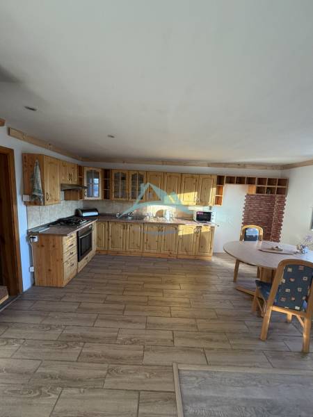 Vidéki stílusú konyha fa dekorációjú padlóval egy családi házban.