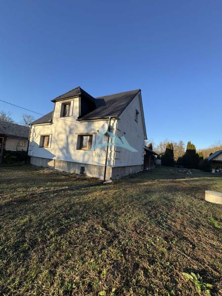 Kétszintes családi ház Demandiceben füvesített telekkel.