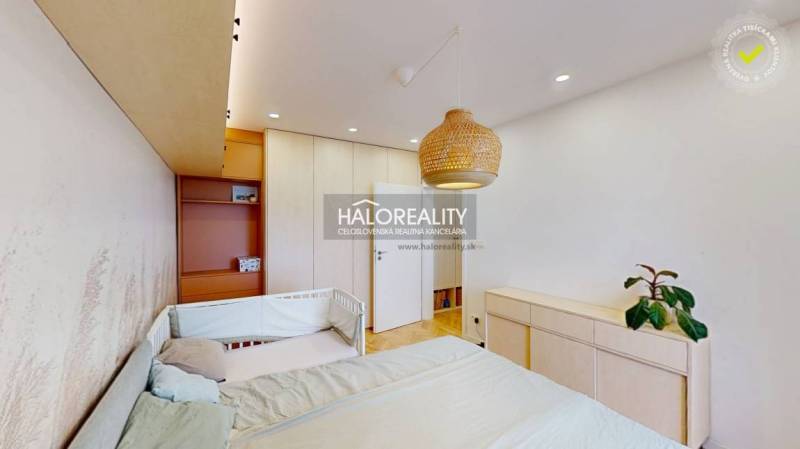 Gyerekszoba ággyal, rattan lámpával és ruhásszekrénnyel egy háromszobás lakásban.