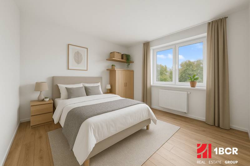 Világos hálószoba egy kétszobás lakásban, fa dekorációjú padlóval és nagy ablakkal.