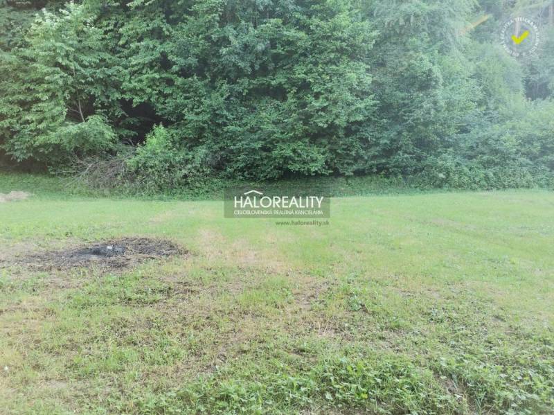 Telkek - lakóhely Modrován füves területtel és erdős háttérrel a nyugodt lakhatásért.