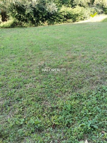 Építési telek Modrová-ban, alkalmas építkezésre természeti környezetben.