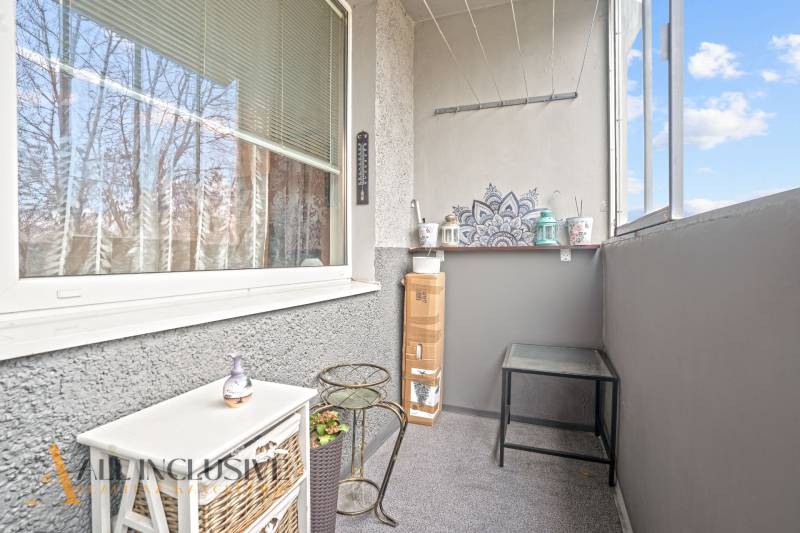 Erkély díszítésekkel és ablakkal egy 3 szobás lakásban Sencen.