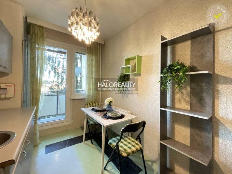 Étkező sarok kis asztallal és székekkel egy háromszobás lakásban.