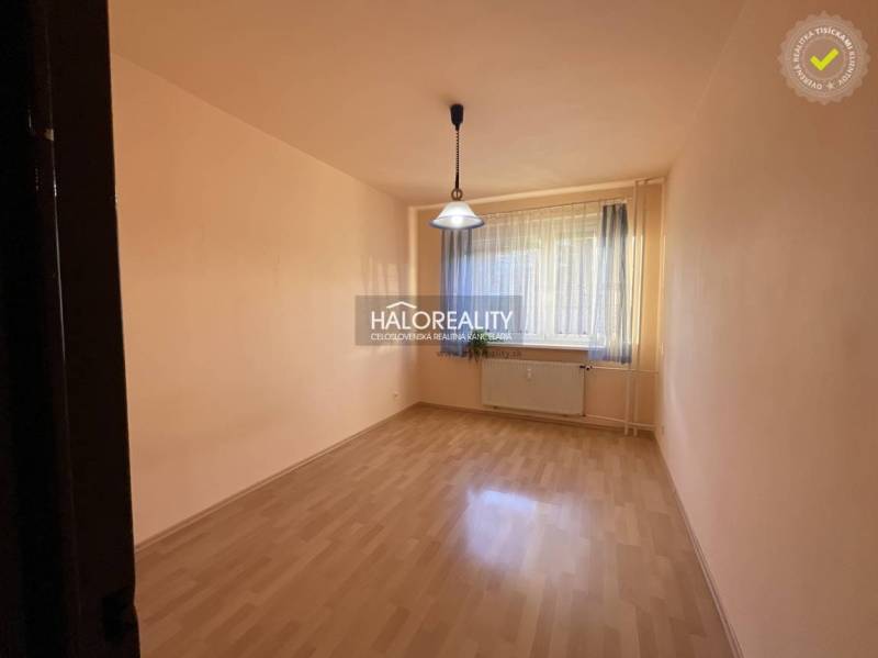 Üres szoba ablakkal, függönnyel, fa dekorációjú padlóval, világítással és radiátorral.