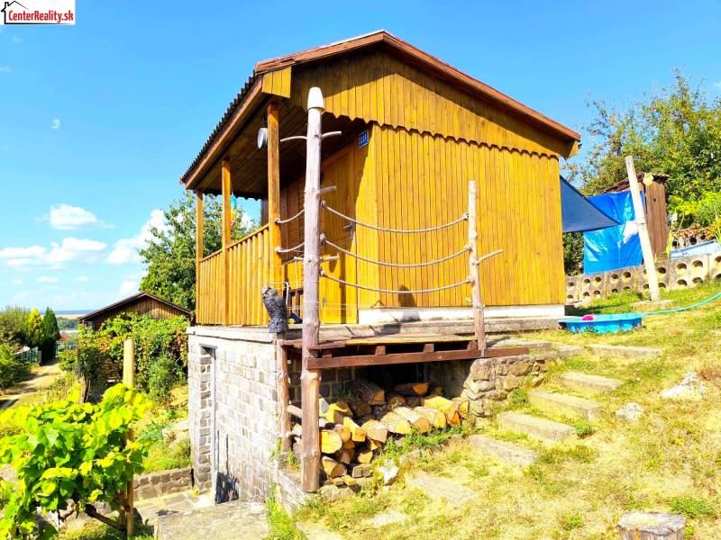 Lépcsős ház a lejtőn, természet veszi körül, ideális pihenésre és kikapcsolódásra.