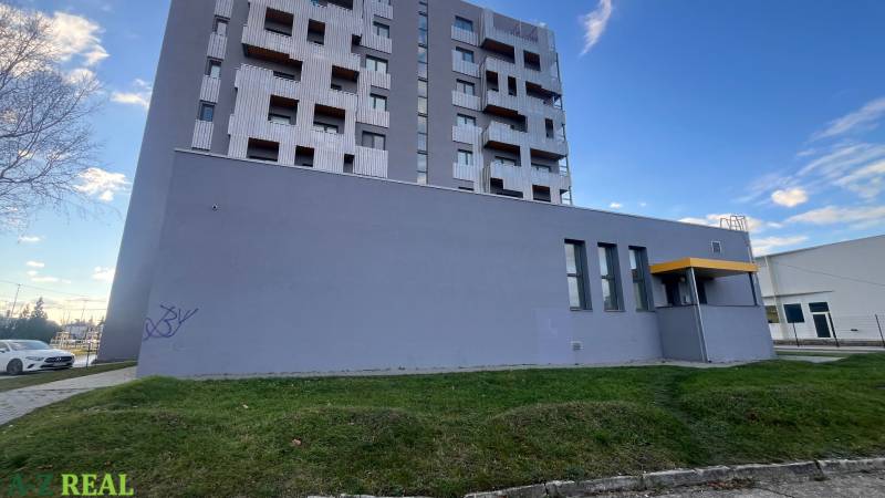 Épület erkélyekkel és szürke homlokzattal a Pozsony-Rača, Račianska utcán.