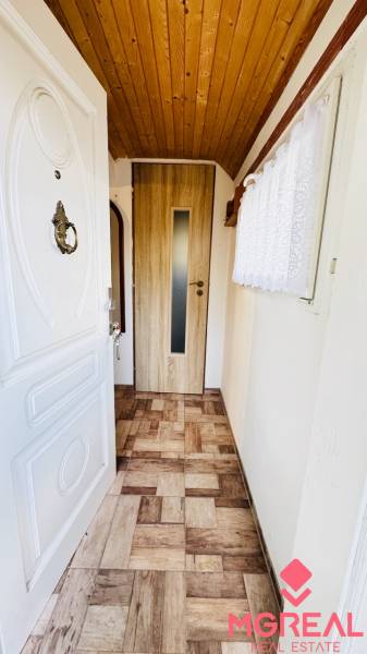 Faház fa mennyezettel és fa dekor padlóval, hangulatos belső térrel.