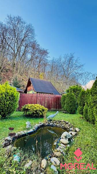 Ház Partizánske-ban, kerttel körülvéve, mesterséges tóval és szobrokkal.