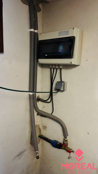 Elektromos és vízvezetékek a házikóban, beleértve a szekrényt és a szelepeket.