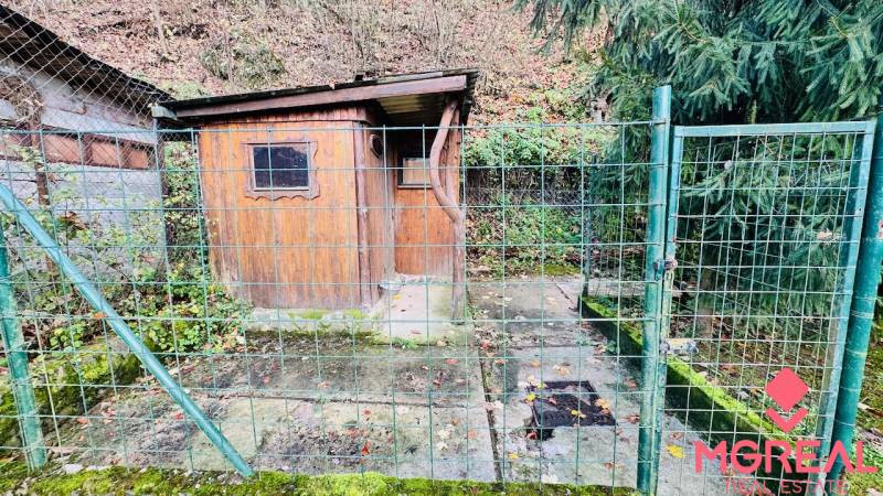 Faház fémkerítéssel körülvéve az erdőben Partizánske közelében.