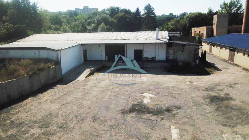 A Vasúti utcában zöldövezettel körülvett raktárépületek találhatók, amelyek hasznosításra alkalmasak.