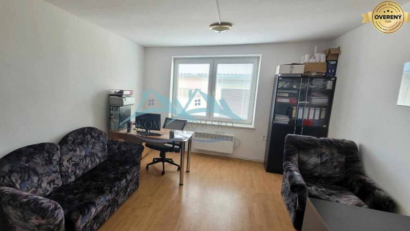 Iroda a Vasúti utcában kanapékkal, asztallal és szekrénnyel, raktárak és csarnokok számára alkalmas.