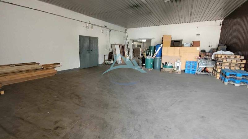 Vasúti utcai tér tele fával és felszereléssel, raktáraknak és csarnokoknak alkalmas.