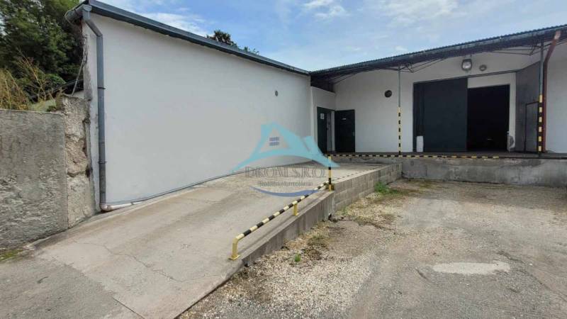 Raktárak és csarnokok a Vasúti utcában rakodórámpával és rakodótérrel.