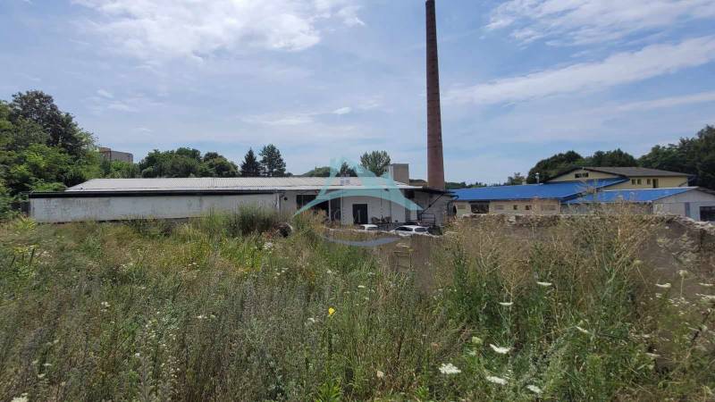 Az épület a Nagykürtösi Vasút utcában, zöldövezettel körülvéve, raktárak és csarnokok közé tartozik.