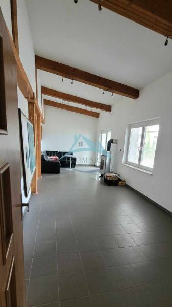 Belső tér fa gerendákkal, ülőhelyekkel és kandallóval, alkalmas a Vasúti utcára, raktárak és csarnokok.