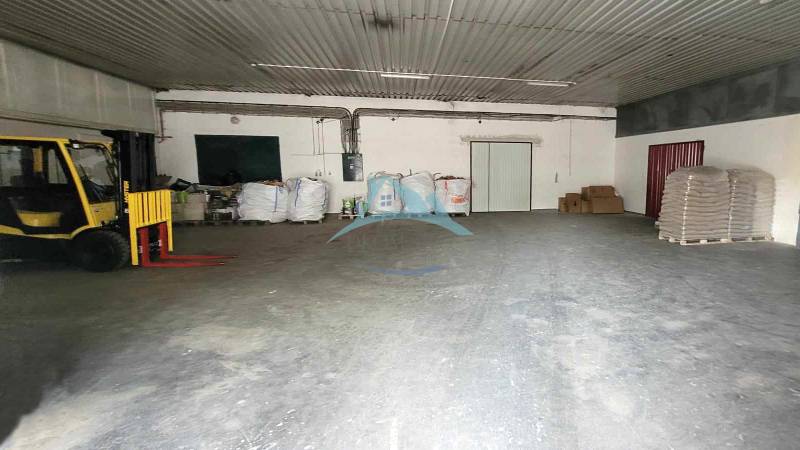 Raktár a Vasúti utcában: belső tér raklapemelővel és csomagokkal, tárolóhelyiség.